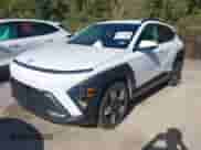 2025 Hyundai Kona SEL z VIN KM8HB3AB5SU329556, wystawiony jako IAAI lot #43510291 z przebiegiem 2 769 mil mil oraz . Historia ofert i sprzedaży dostępna na DreamBid. Obrazek 2.