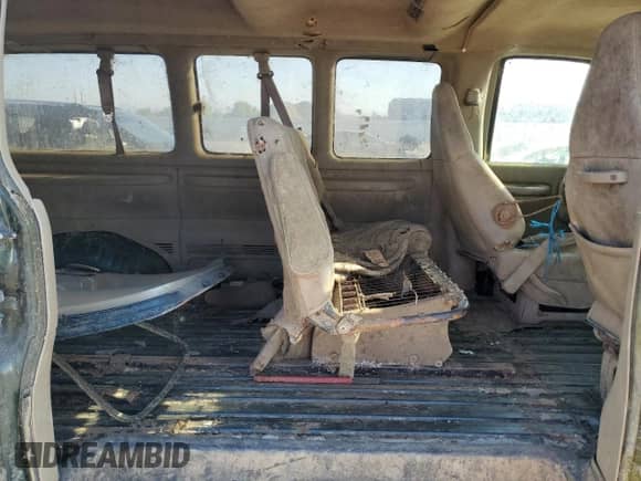 2002 Chevrolet Express z VIN 1GAGG25R521195340, wystawiony jako Copart lot #60988644 z przebiegiem Nie podano mil oraz Nie do naprawy • Non repairable. Historia ofert i sprzedaży dostępna na DreamBid. Obrazek 11.