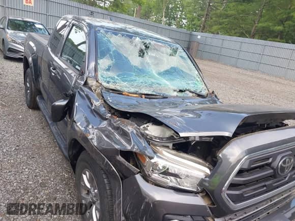 2018 Toyota Tacoma SR5 z VIN 5TFSZ5AN8JX150016, wystawiony jako IAAI lot #42427452 z przebiegiem 22 374 mil mil oraz . Historia ofert i sprzedaży dostępna na DreamBid. Obrazek 6.