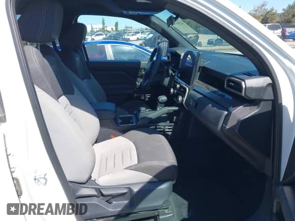 2025 Toyota Tacoma TRD Sport Hybrid с VIN 3TYLC5LN5ST028857, выставлен на аукционе IAAI как лот 43346703 с пробегом 7 116 миль миль и . История ставок и продаж доступна на DreamBid. Изображение 5.