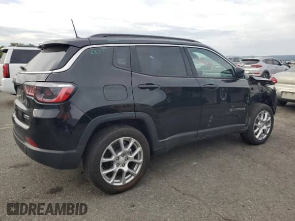 2023 Jeep Compass Latitude Lux with VIN 3C4NJDFN5PT547047, listed as a Copart auction lot 80772015 with 5,301 mi miles and Salvage title. Bid and sale history available at DreamBid. Image 3.