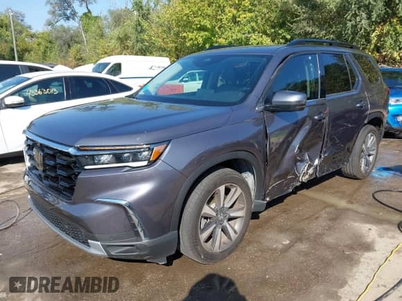 2025 Honda Pilot Elite z VIN 5FNYG1H88SB001237, wystawiony jako IAAI lot #43351011 z przebiegiem 23 797 mil mil oraz . Historia ofert i sprzedaży dostępna na DreamBid. Obrazek 2.