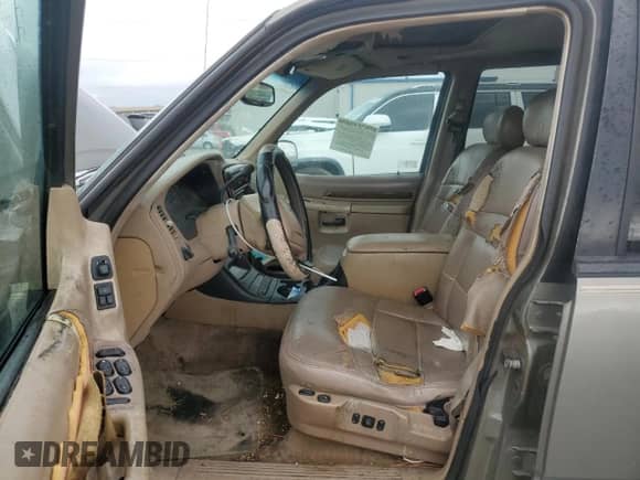 2000 Ford Explorer with VIN 1FMDU65P9YUB42443, listed as a Copart auction lot 70036074 with 175,479 mi miles and Salvage title. Bid and sale history available at DreamBid. Image 7.