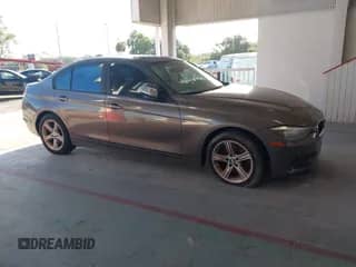 2013 BMW 3 Series 320i с VIN WBA3B1C54DK129838, выставлен на аукционе IAAI как лот 42752788 с пробегом 95 262 миль миль и . История ставок и продаж доступна на DreamBid. Изображение 1.