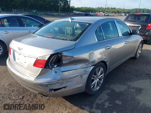 2010 Hyundai Genesis z VIN KMHGC4DE1AU101847, wystawiony jako IAAI lot #42712256 z przebiegiem 81 048 mil mil oraz . Historia ofert i sprzedaży dostępna na DreamBid. Obrazek 4.