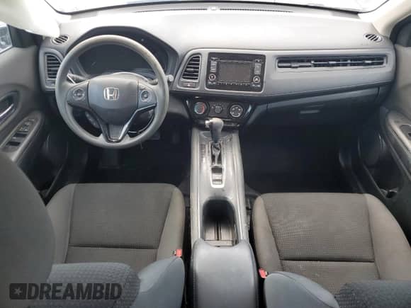 2019 Honda HR-V LX z VIN 3CZRU5H39KG706481, wystawiony jako Copart lot #80957365 z przebiegiem 29 921 mil mil oraz Nie do naprawy • Non repairable. Historia ofert i sprzedaży dostępna na DreamBid. Obrazek 8.