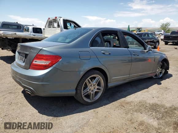 2012 Mercedes-Benz C 300 Sport z VIN WDDGF8BB1CA725055, wystawiony jako Copart lot #67249125 z przebiegiem 151 226 mil mil oraz Szkoda całkowita • Salvage title. Historia ofert i sprzedaży dostępna na DreamBid. Obrazek 3.