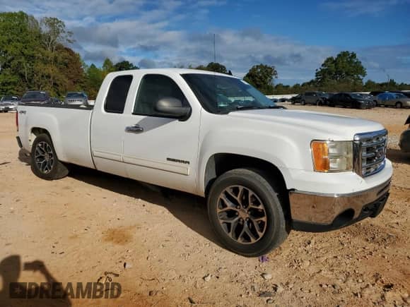 2010 GMC Sierra 1500 z VIN 1GTSKVE03AZ241430, wystawiony jako Copart lot #82417815 z przebiegiem 379 729 mil mil oraz Szkoda całkowita • Salvage title. Historia ofert i sprzedaży dostępna na DreamBid. Obrazek 4.