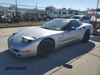2004 Chevrolet Corvette с VIN 1G1YY22G545107578, выставлен на аукционе Copart как лот 87248715 с пробегом 147 953 миль миль и Списание • Salvage title. История ставок и продаж доступна на DreamBid. Изображение 1.