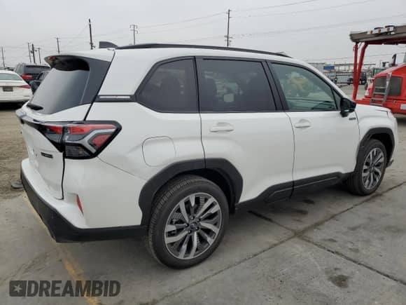 2025 Subaru Forester Touring Hybrid z VIN JF2SLSTD1SH422066, wystawiony jako Copart lot #85762665 z przebiegiem 557 mil mil oraz Szkoda całkowita • Salvage title. Historia ofert i sprzedaży dostępna na DreamBid. Obrazek 3.