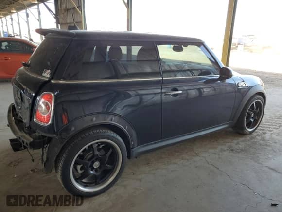 2013 MINI Hardtop S с VIN WMWSV3C54DT393182, выставлен на аукционе Copart как лот 58229265 с пробегом 59 459 миль миль и Списание • Salvage title. История ставок и продаж доступна на DreamBid. Изображение 3.