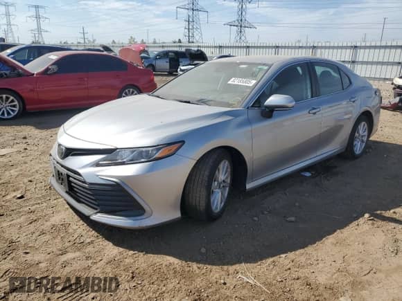 2021 Toyota Camry LE z VIN 4T1R11AK8MU455540, wystawiony jako Copart lot #82185805 z przebiegiem 16 292 mil mil oraz Szkoda całkowita • Salvage title. Historia ofert i sprzedaży dostępna na DreamBid. Obrazek 1.