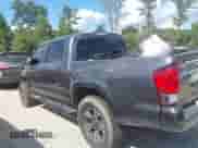 2017 Toyota Tacoma SR5 z VIN 5TFCZ5AN6HX082555, wystawiony jako IAAI lot #42716118 z przebiegiem 100 116 mil mil oraz . Historia ofert i sprzedaży dostępna na DreamBid. Obrazek 14.