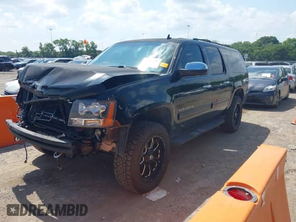 2013 Chevrolet Suburban LT z VIN 1GNSKJE72DR285369, wystawiony jako IAAI lot #42807477 z przebiegiem 140 473 mil mil oraz . Historia ofert i sprzedaży dostępna na DreamBid. Obrazek 2.