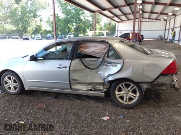 2007 Honda Accord EX с VIN 1HGCM56787A159695, выставлен на аукционе IAAI как лот 42731535 с пробегом 211 969 миль миль и . История ставок и продаж доступна на DreamBid. Изображение 14.