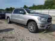 2023 Ram 1500 Laramie z VIN 1C6SRFJT2PN653671, wystawiony jako Copart lot #70692415 z przebiegiem 29 819 mil mil oraz Szkoda całkowita • Salvage title. Historia ofert i sprzedaży dostępna na DreamBid. Obrazek 4.