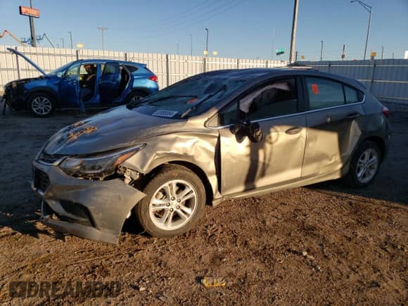 2018 Chevrolet Cruze LT z VIN 3G1BH6SE3JS636492, wystawiony jako Copart lot #80988884 z przebiegiem Nie podano mil oraz Szkoda całkowita • Salvage title. Historia ofert i sprzedaży dostępna na DreamBid. Obrazek 1.