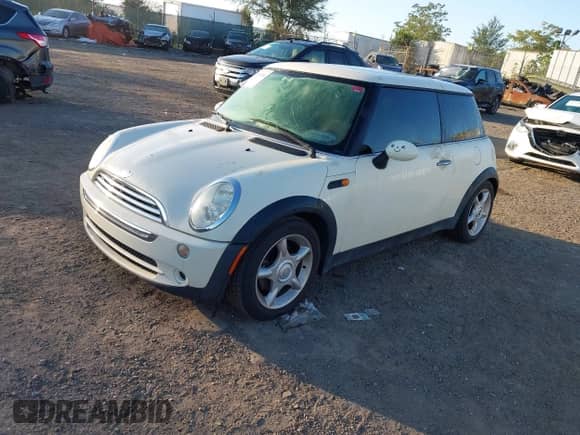 2005 MINI Hardtop z VIN WMWRC33525TK61432, wystawiony jako IAAI lot #43381004 z przebiegiem 141 379 mil mil oraz . Historia ofert i sprzedaży dostępna na DreamBid. Obrazek 17.