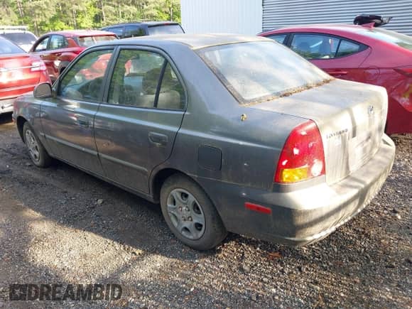 2005 Hyundai Accent GLS z VIN KMHCG45C65U607423, wystawiony jako IAAI lot #42142929 z przebiegiem 181 516 mil mil oraz . Historia ofert i sprzedaży dostępna na DreamBid. Obrazek 3.