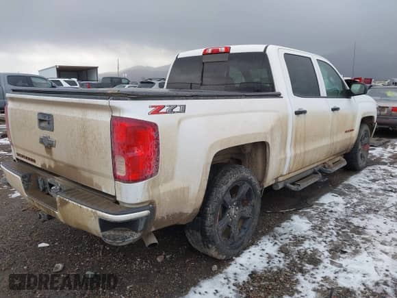 2018 Chevrolet Silverado 1500 LTZ z VIN 3GCUKSEJ6JG526610, wystawiony jako IAAI lot #41127039 z przebiegiem 78 824 mil mil oraz . Historia ofert i sprzedaży dostępna na DreamBid. Obrazek 4.