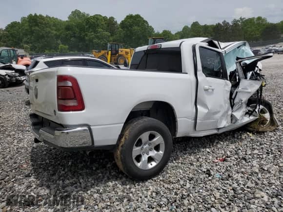 2021 Ram 1500 Big Horn z VIN 1C6RREFG6MN608488, wystawiony jako Copart lot #57647325 z przebiegiem Nie podano mil oraz Szkoda całkowita • Salvage title. Historia ofert i sprzedaży dostępna na DreamBid. Obrazek 3.