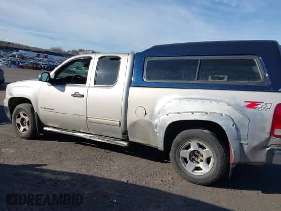 2008 GMC Sierra 1500 SLE2 z VIN 2GTEK19J981145233, wystawiony jako IAAI lot #41314798 z przebiegiem 193 154 mil mil oraz . Historia ofert i sprzedaży dostępna na DreamBid. Obrazek 6.