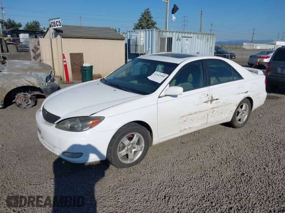 2002 Toyota Camry LE z VIN JTDBE32K820050500, wystawiony jako IAAI lot #42443589 z przebiegiem 262 287 mil mil oraz . Historia ofert i sprzedaży dostępna na DreamBid. Obrazek 2.