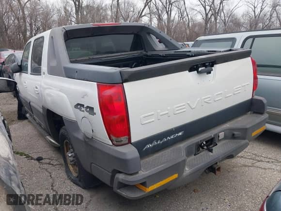 2005 Chevrolet Avalanche LS with VIN 3GNGK22G65G225614, listed as a IAAI auction lot 41193836 with Not provided miles and . Bid and sale history available at DreamBid. Image 3.