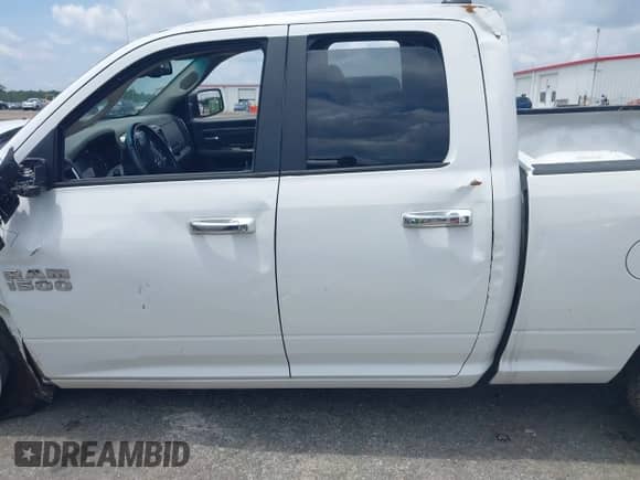 2018 Ram 1500 Big Horn z VIN 1C6RR7GT6JS106942, wystawiony jako IAAI lot #42497190 z przebiegiem 228 132 mil mil oraz . Historia ofert i sprzedaży dostępna na DreamBid. Obrazek 14.