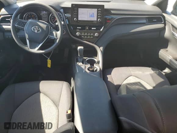 2021 Toyota Camry LE z VIN 4T1R11AK9MU449164, wystawiony jako Copart lot #84798495 z przebiegiem 15 811 mil mil oraz Szkoda całkowita • Salvage title. Historia ofert i sprzedaży dostępna na DreamBid. Obrazek 8.