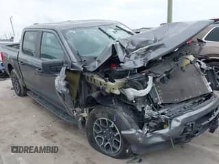 2023 Ford F-150 XL z VIN 1FTEW1EP7PKD96880, wystawiony jako IAAI lot #42407035 z przebiegiem 56 286 mil mil oraz . Historia ofert i sprzedaży dostępna na DreamBid. Obrazek 1.