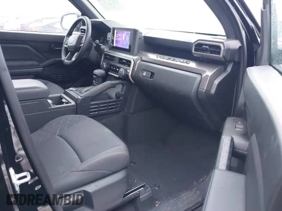 2024 Toyota Tacoma SR5 z VIN 3TMKB5FN3RM004833, wystawiony jako IAAI lot #41580572 z przebiegiem 7 039 mil mil oraz . Historia ofert i sprzedaży dostępna na DreamBid. Obrazek 5.