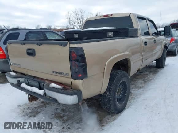 2004 Chevrolet Silverado 2500 LS z VIN 1GCGC23U14F137211, wystawiony jako IAAI lot #41269562 z przebiegiem 298 317 mil mil oraz . Historia ofert i sprzedaży dostępna na DreamBid. Obrazek 4.