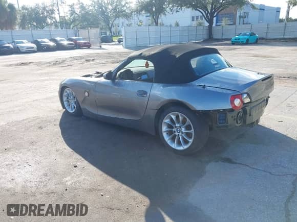 2004 BMW Z4 2.5i с VIN 4USBT33574LR68801, выставлен на аукционе IAAI как лот 43559008 с пробегом 102 019 миль миль и . История ставок и продаж доступна на DreamBid. Изображение 3.