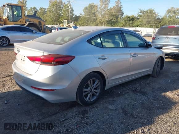 2017 Hyundai Elantra SE z VIN 5NPD84LF7HH055576, wystawiony jako IAAI lot #43330336 z przebiegiem 113 103 mil mil oraz . Historia ofert i sprzedaży dostępna na DreamBid. Obrazek 4.