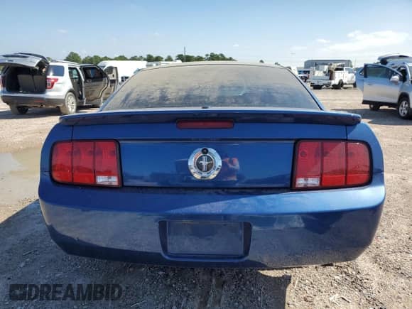 2007 Ford Mustang Deluxe z VIN 1ZVFT80N575258603, wystawiony jako Copart lot #82754695 z przebiegiem 111 800 mil mil oraz Czysty tytuł • Clean title. Historia ofert i sprzedaży dostępna na DreamBid. Obrazek 6.