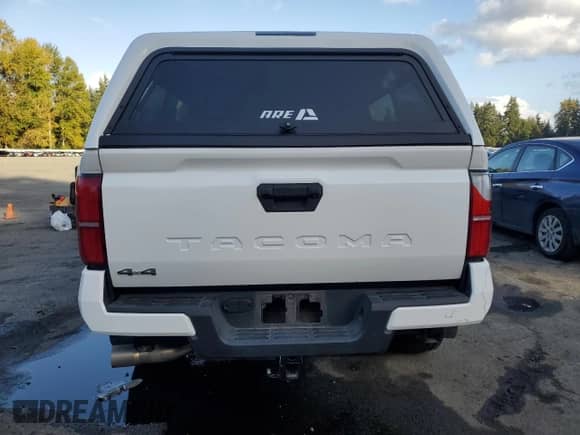 2024 Toyota Tacoma SR5 z VIN 3TYLB5JN5RT007412, wystawiony jako Copart lot #86193645 z przebiegiem 16 704 mil mil oraz Szkoda całkowita • Salvage title. Historia ofert i sprzedaży dostępna na DreamBid. Obrazek 6.