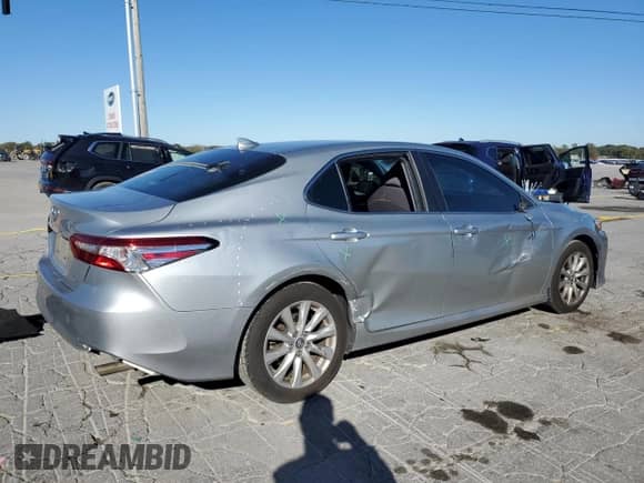 2020 Toyota Camry LE z VIN 4T1C11AK8LU351957, wystawiony jako Copart lot #86512345 z przebiegiem 83 646 mil mil oraz Szkoda całkowita • Salvage title. Historia ofert i sprzedaży dostępna na DreamBid. Obrazek 3.