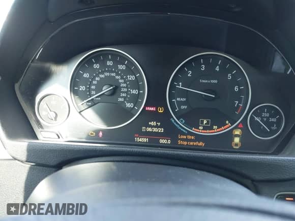 2015 BMW 3 Series 320i xDrive z VIN WBA3C3G56FNT51902, wystawiony jako IAAI lot #43152629 z przebiegiem 154 591 mil mil oraz . Historia ofert i sprzedaży dostępna na DreamBid. Obrazek 7.