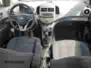 2012 Chevrolet Sonic LT z VIN 1G1JD5SB1C4160396, wystawiony jako Copart lot #52098365 z przebiegiem 125 733 mil mil oraz Szkoda całkowita • Salvage title. Historia ofert i sprzedaży dostępna na DreamBid. Obrazek 8.