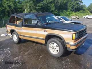 1989 Chevrolet Blazer z VIN 1GNCT18Z0K0179602, wystawiony jako IAAI lot #42535676 z przebiegiem 137 955 mil mil oraz . Historia ofert i sprzedaży dostępna na DreamBid. Obrazek 1.