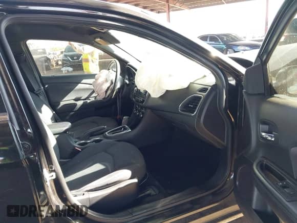 2013 Chrysler 200 Touring с VIN 1C3CCBBB5DN599831, выставлен на аукционе IAAI как лот 43316199 с пробегом 159 883 миль миль и . История ставок и продаж доступна на DreamBid. Изображение 5.