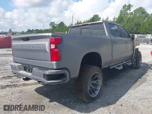 2022 Chevrolet Silverado 1500 RST z VIN 1GCUDEED8NZ558776, wystawiony jako IAAI lot #41374887 z przebiegiem Nie podano mil oraz . Historia ofert i sprzedaży dostępna na DreamBid. Obrazek 4.