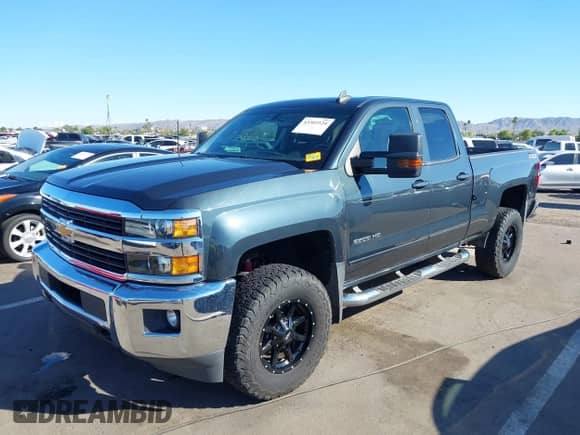 2017 Chevrolet Silverado 2500HD LT z VIN 1GC2KVEG5HZ180122, wystawiony jako IAAI lot #43302524 z przebiegiem 113 073 mil mil oraz . Historia ofert i sprzedaży dostępna na DreamBid. Obrazek 2.
