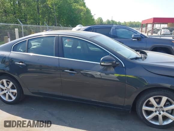 2016 Volvo S60 T5 Drive-E Premier z VIN YV126MFK4G2399690, wystawiony jako IAAI lot #42043307 z przebiegiem 100 647 mil mil oraz . Historia ofert i sprzedaży dostępna na DreamBid. Obrazek 14.