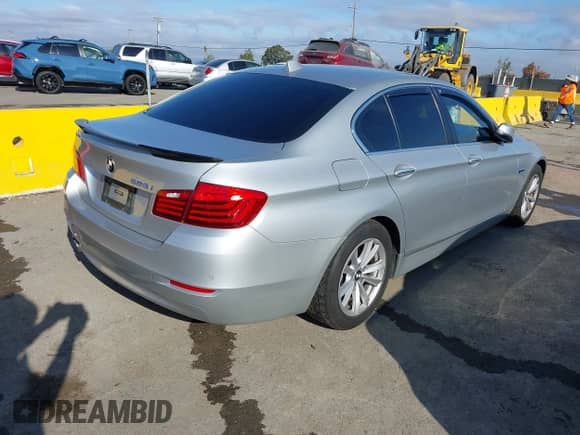 2015 BMW 5 Series 528i с VIN WBA5A5C58FD519593, выставлен на аукционе IAAI как лот 43200640 с пробегом 119 151 миль миль и . История ставок и продаж доступна на DreamBid. Изображение 4.