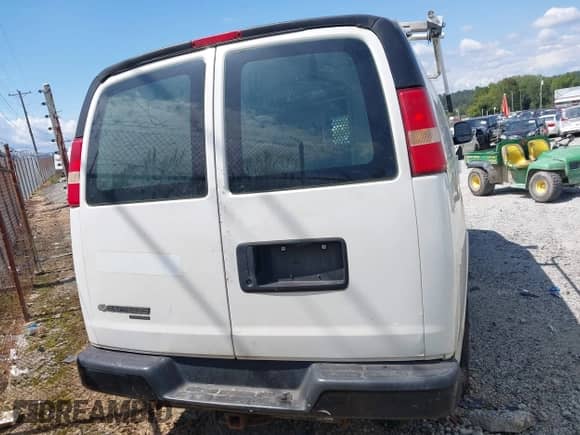 2013 Chevrolet Express Cargo z VIN 1GCWGFBA8D1102953, wystawiony jako IAAI lot #42999141 z przebiegiem 364 550 mil mil oraz . Historia ofert i sprzedaży dostępna na DreamBid. Obrazek 16.