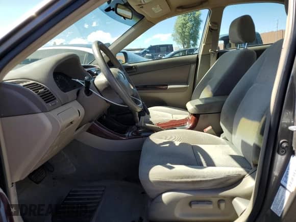 2003 Toyota Camry LE с VIN 4T1BF32K93U562415, выставлен на аукционе Copart как лот 81987345 с пробегом 171 115 миль миль и Списание • Salvage title. История ставок и продаж доступна на DreamBid. Изображение 7.