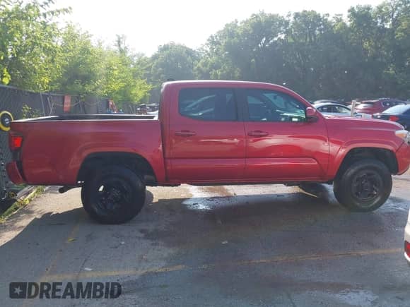 2018 Toyota Tacoma SR with VIN 5TFCZ5AN6JX135454, listed as a IAAI auction lot 42452774 with 68,301 mi miles and . Bid and sale history available at DreamBid. Image 13.