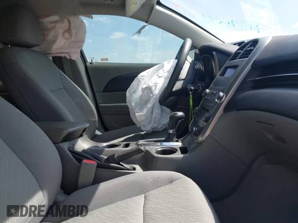 2015 Chevrolet Malibu LS z VIN 1G11A5SL0FF108140, wystawiony jako IAAI lot #42871243 z przebiegiem 66 878 mil mil oraz . Historia ofert i sprzedaży dostępna na DreamBid. Obrazek 5.